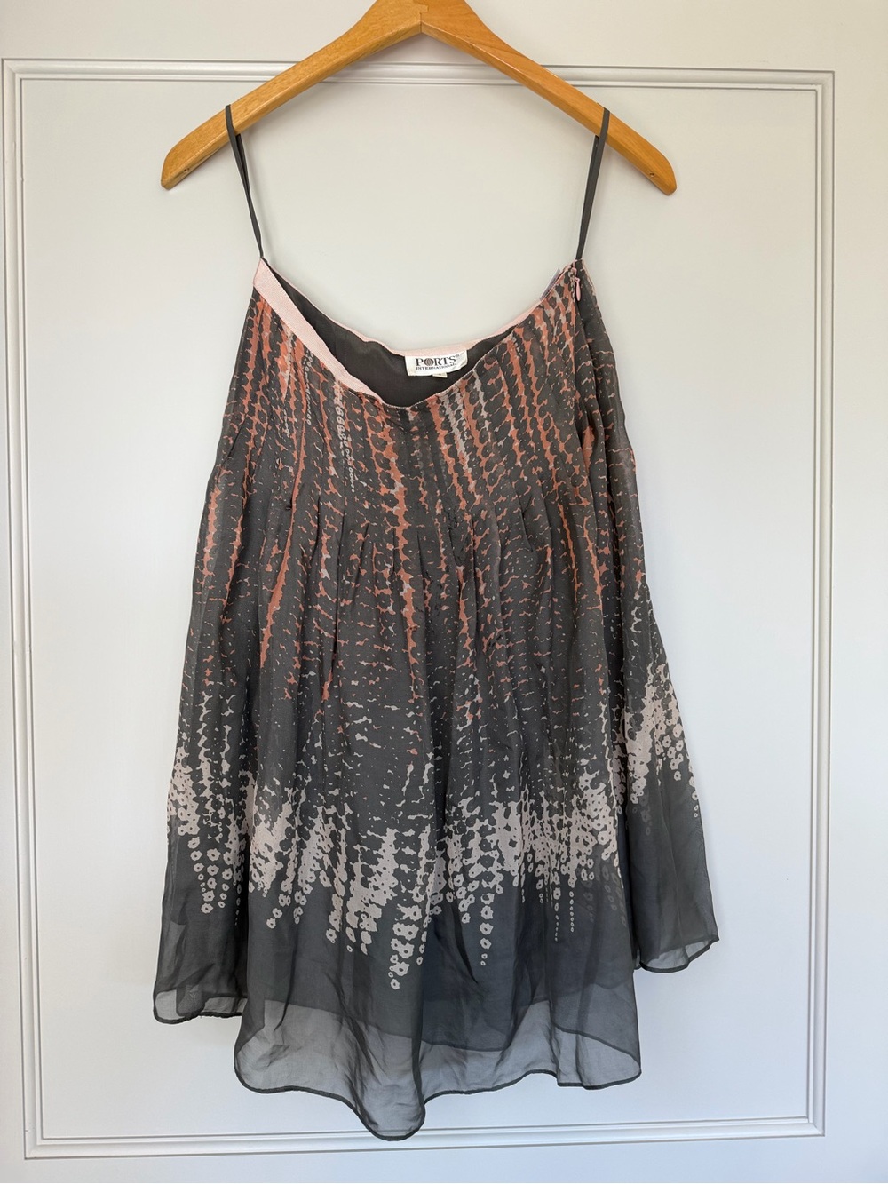 100% silk shell + 100% silk lining / Double silk chiffon skirt Size 2 Ports